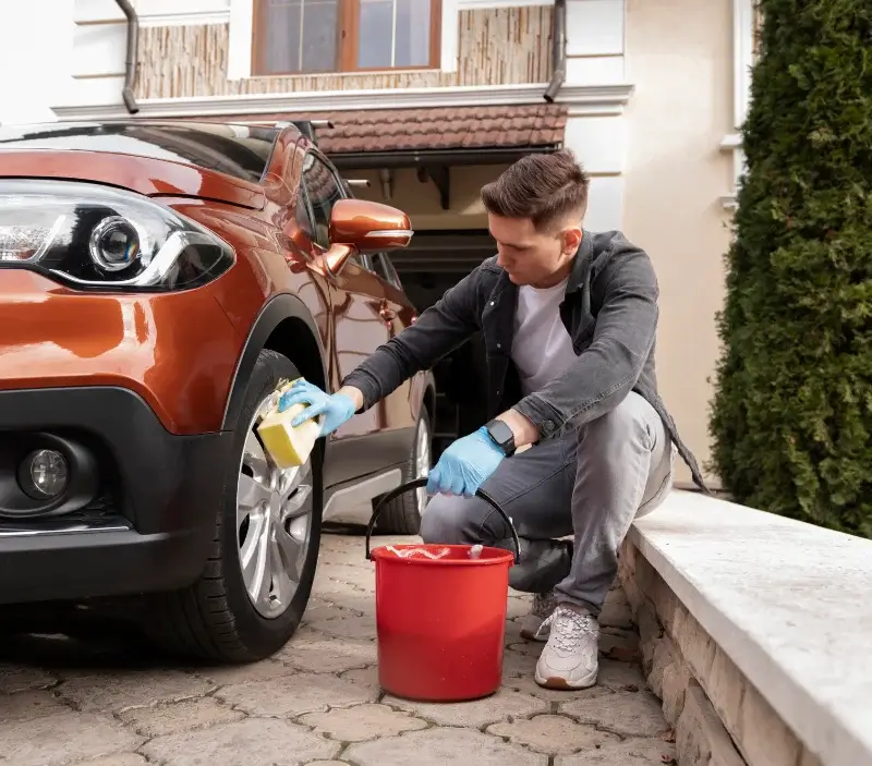 Lavage auto à domicile Orgnac-sur-Vézère : professionnel intervenant sur un véhicule